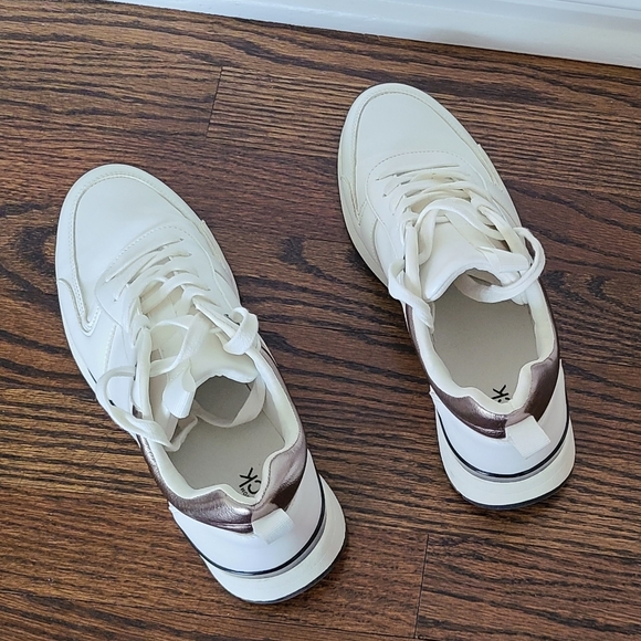 Like New Women's Athletic/Leisure white shoe. size 8 - Picture 5 of 7